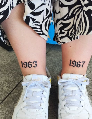 Tatuaje de fechas en estilo old school